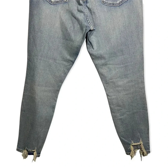 Gap Destroyed True Skinny with Chewed Hem in Light Wash- size 32 - Picture 4 of 10